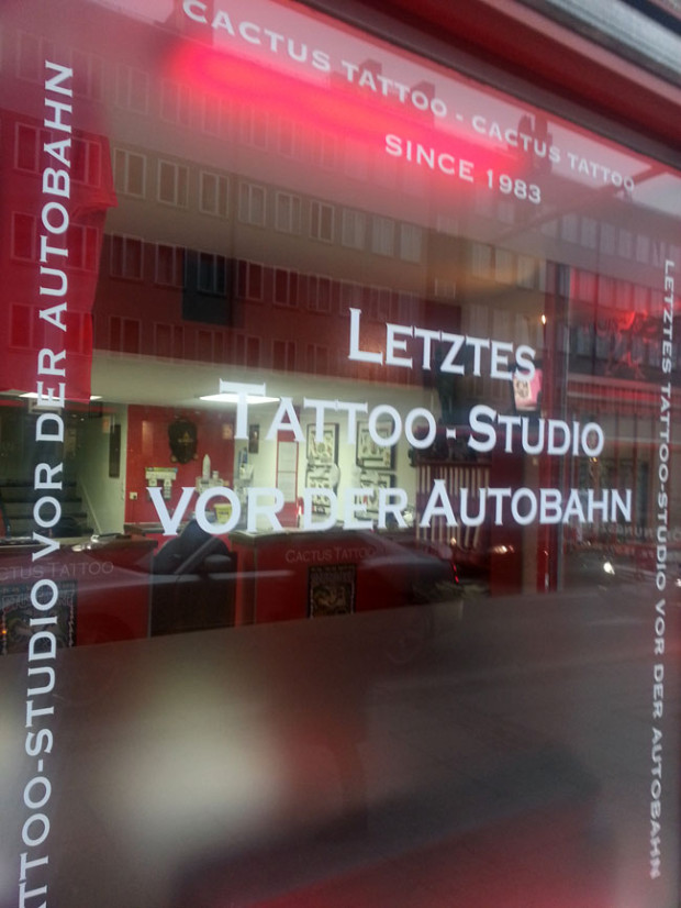 Letztes Tattoo-Studio vor der Autobahn