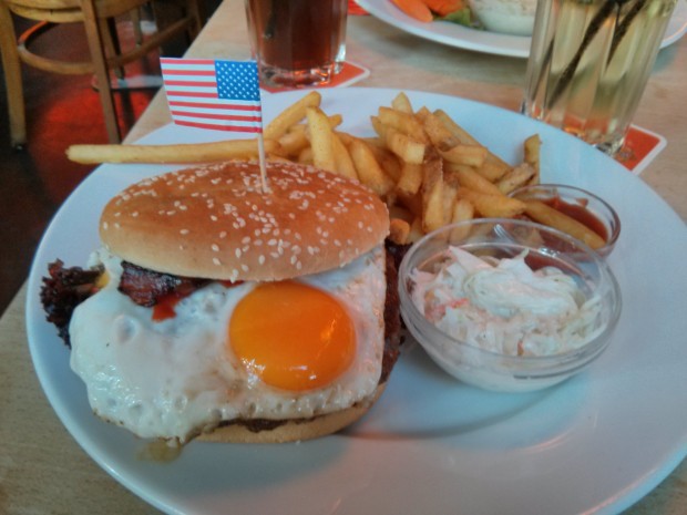Woodys - Cheeseburger mit Ei und Bacon