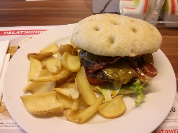 XXXL Möbelhaus - Cheeseburger mit Bacon