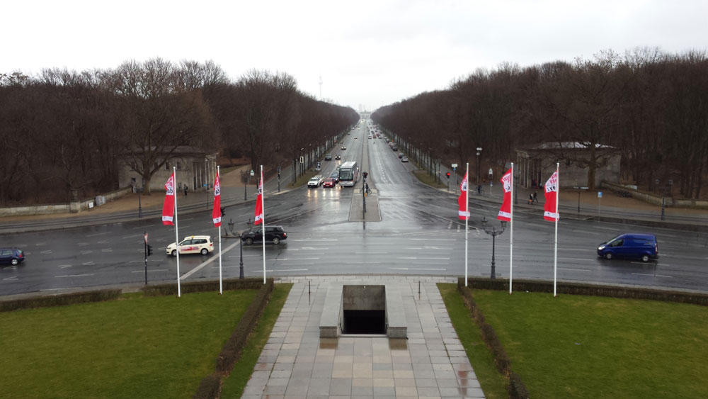 Weilimdorf hat eine neue breite Straße, die auf einen neues großes Denkmal zu läuft, das Gerlinger Tor. 