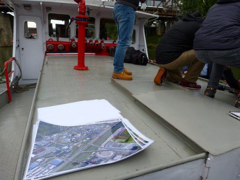 Kuhn stellt sich fürs erste Bild auf und ich fotografiere Fotografenbeine. 