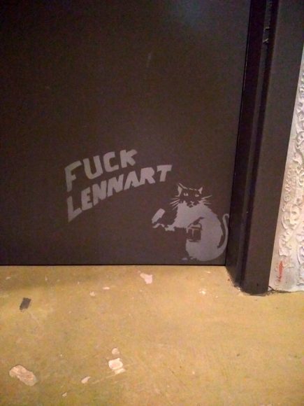 Das ist übrigens keine Ratte, sondern eine Katze. Guck genau hin. Einer der beiden Betreiber malt auch und will bisschen Kunst ins Lennart reinbringen. 