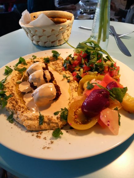 So, jetzt. Hummus-Falafel-Teller mit einem Salat (israelisch). 